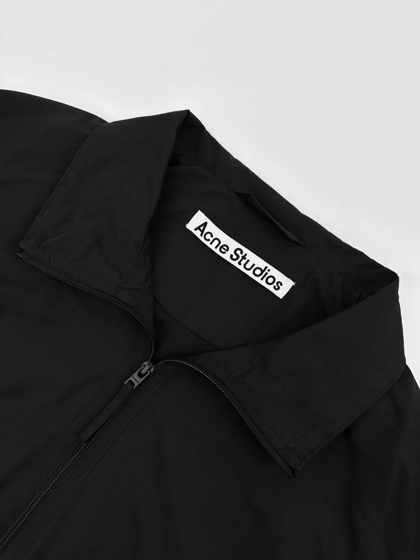 Acn Studios embroidered logo jacket, custom-made Ninglan light woven machine blend, lightweight and windproof, stiff and tough, dark night and calm, embodying Scandinavian cool minimalist aesthetics, stand-up collar with full zipper for neat opening and closing, full lining on the inside to improve the smoothness of putting on and taking off, elasticated and precise cuffs at the hem, creating a relaxed and loose cropped silhouette, three-dimensional logo embroidery in the same color on the back, engraved with STOCKHOLM Chronicle The embroidery is integrated with the body of the garment, hiding the brand's traceability context. The minimalist shape integrates the functional core to interpret the relaxed and relaxed style of high-end ready-to-wear. Process 1: Using imported machine embroidery technology. Using advanced computer control systems and precision mechanical components to realize the Acne Studios logo embroidery operation. High precision. The lines are smooth and delicate. Process 2: The fabrics have been fermented and washed. They have a better hand feel and texture. They are not easy to deform, shrink or fade. Maintain long-term beauty Accessories: Customized 1:1 Acne webbing Customized 1:1 Acne zipper Customized 1:1 Acne trademark Version: Loose version Size: 44 46 48 50 Style number: CC 7004